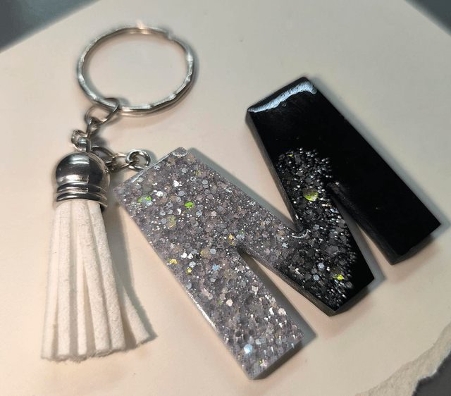 Porte clés initiale "M" noir paillettes argentées 