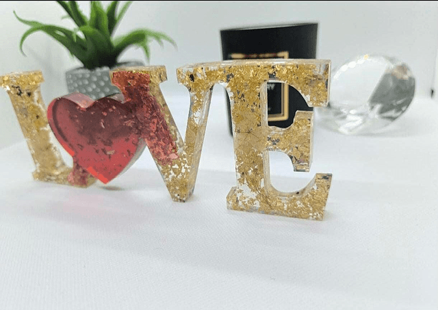 Décoration "LOVE" rouge feuilles d'or 
