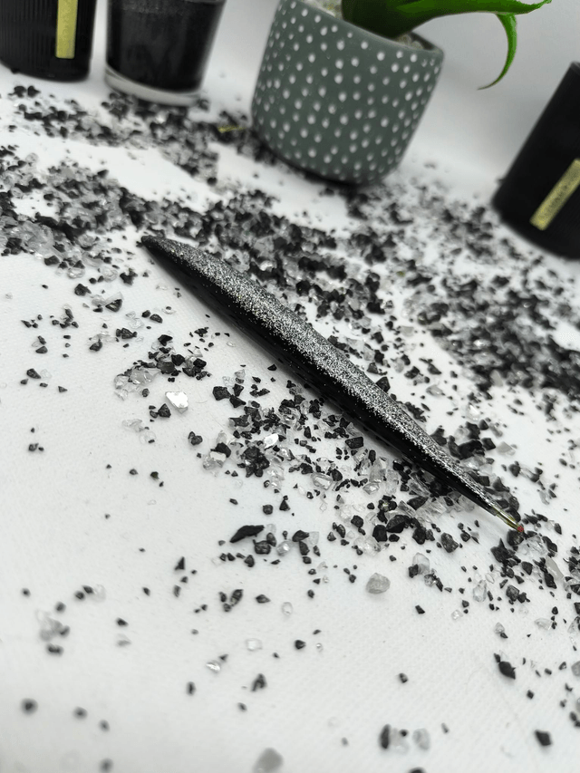 Crayon noir à paillettes argentées (encre noire)