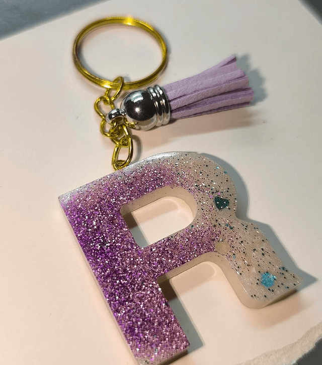 Porte clés initiale "R" blanc nacré et paillettes mauve 