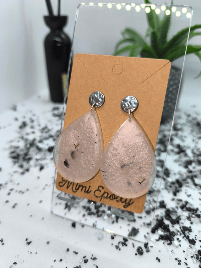 Boucles d'oreilles grande goutte blanc nacré et pétales de rose 