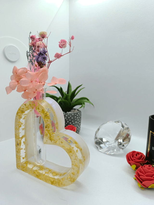 Vase coeur lumineux feuilles d'or 