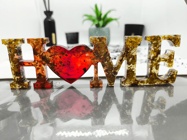 Décoration "HOME" paillettes dorée, rouge et pétales de rose 