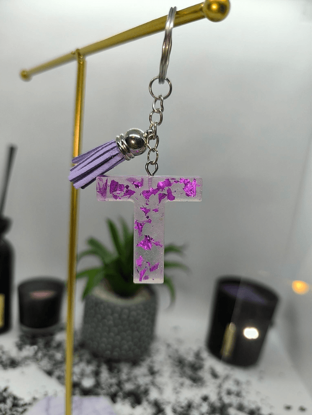 Porte clés initiale "T" mauve nacré et feuilles fuschia 