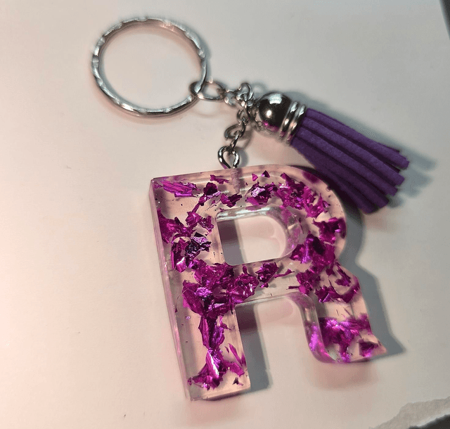 Porte clés initiale "R" feuilles rose fuschia 
