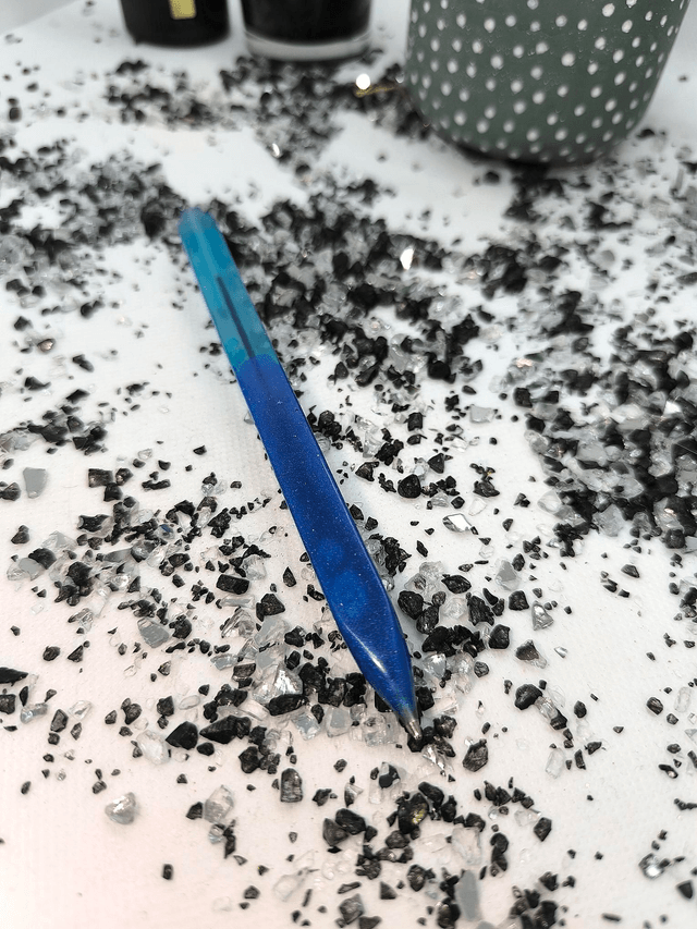 Crayon bicolore bleu nacré et bleu ciel (encre noire)