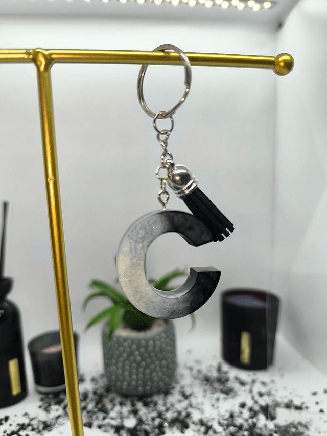 Porte clés initiale "C" noir et blanc nacré 