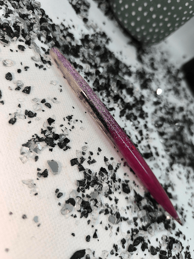 Crayon bicolore rose fuschia et paillettes mauve (encre noire)