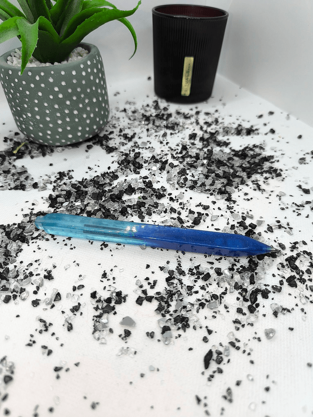 Crayon bicolore bleu nacré et bleu ciel (encre noire)