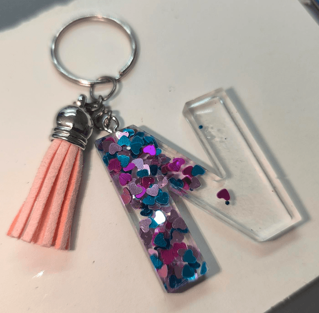 Porte clés initiale "N" transparent et coeurs bleu et rose 