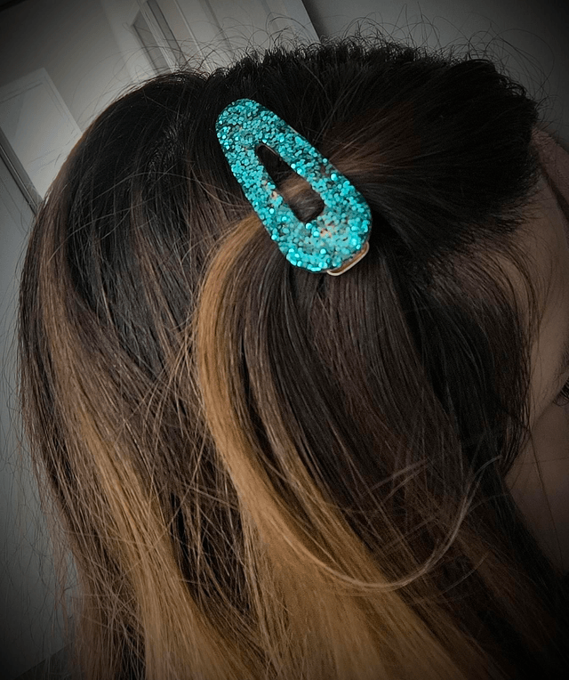 Barrette à cheveux triangle bleu clair pailletté 