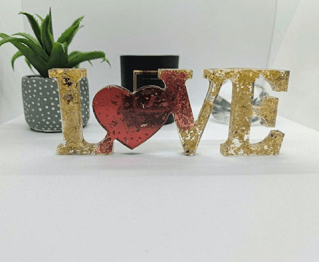 Décoration "LOVE" rouge feuilles d'or 