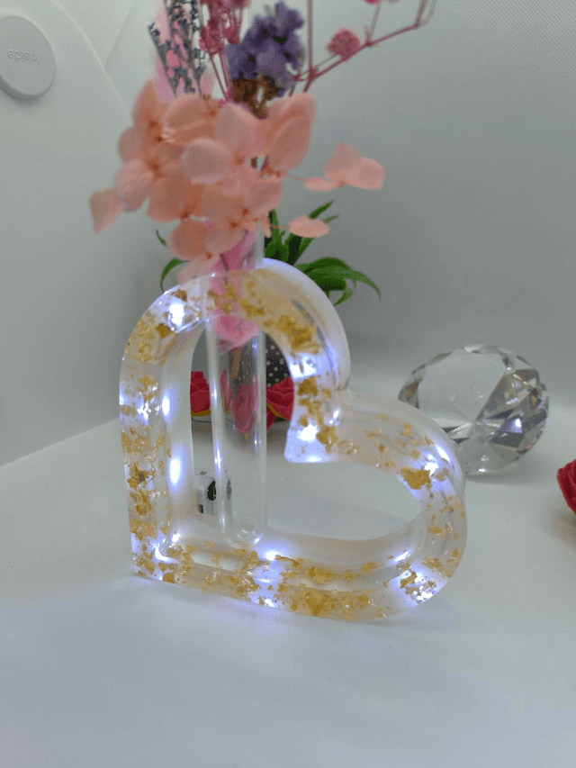 Vase coeur lumineux feuilles d'or 