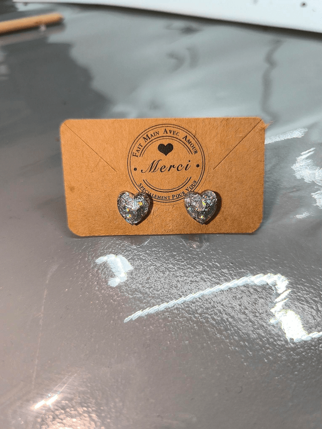 Petites boucles d'oreilles coeur argenté holographique 