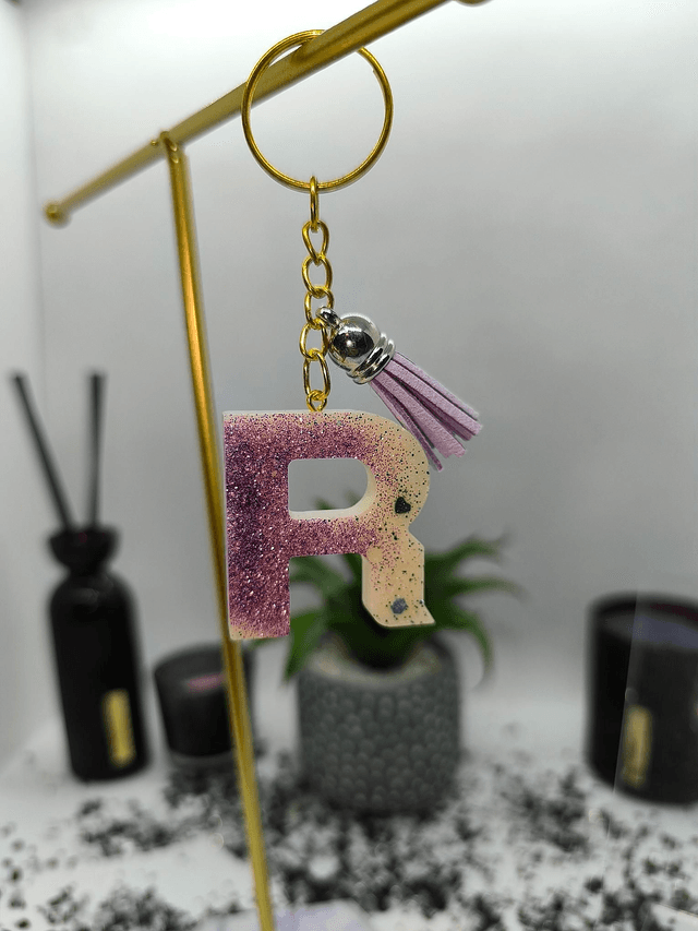 Porte clés initiale "R" blanc nacré et paillettes mauve 