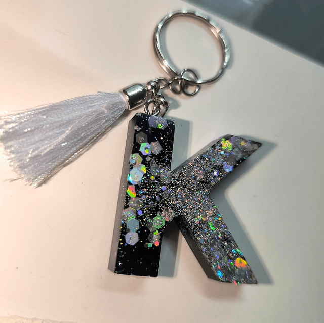 Porte clés initiale "K" noir et paillettes argentées holographique 