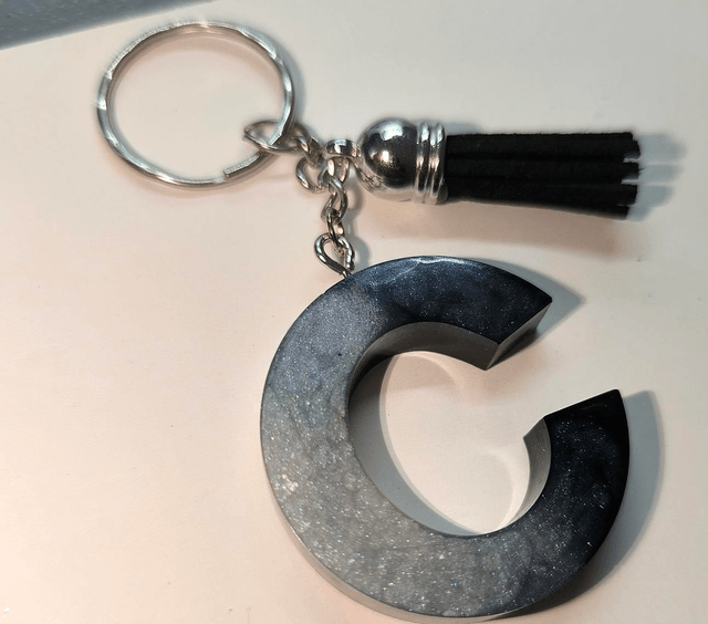 Porte clés initiale "C" noir et blanc nacré 