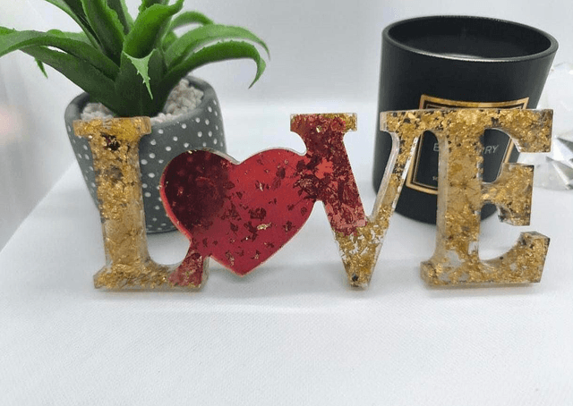 Décoration "LOVE" rouge feuilles d'or 