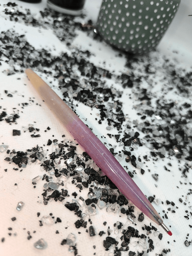 Crayon bicolore rose et blanc nacré (encre noire) 