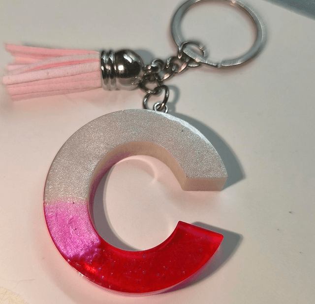 Porte clés initiale "C" blanc nacré et rose 