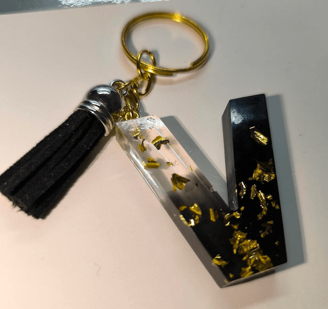 Porte clés initiale "V" noir et feuilles d'or 