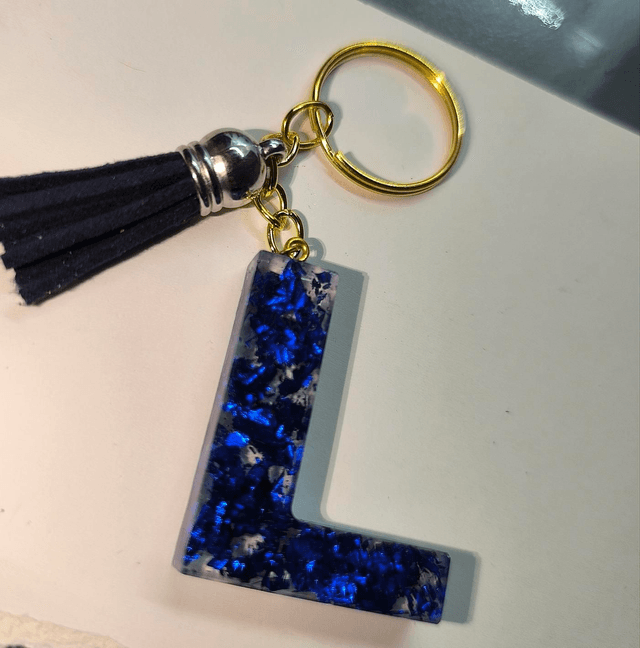 Porte clés initiale "L" feuilles bleu foncé 