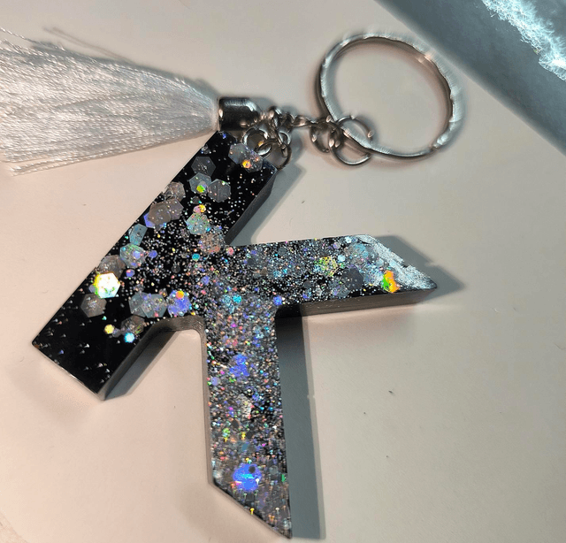 Porte clés initiale "K" noir et paillettes argentées holographique 