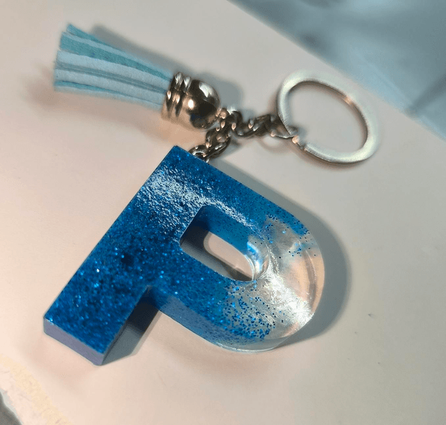 Porte clés initiale "P" transparent et bleu pailletté 