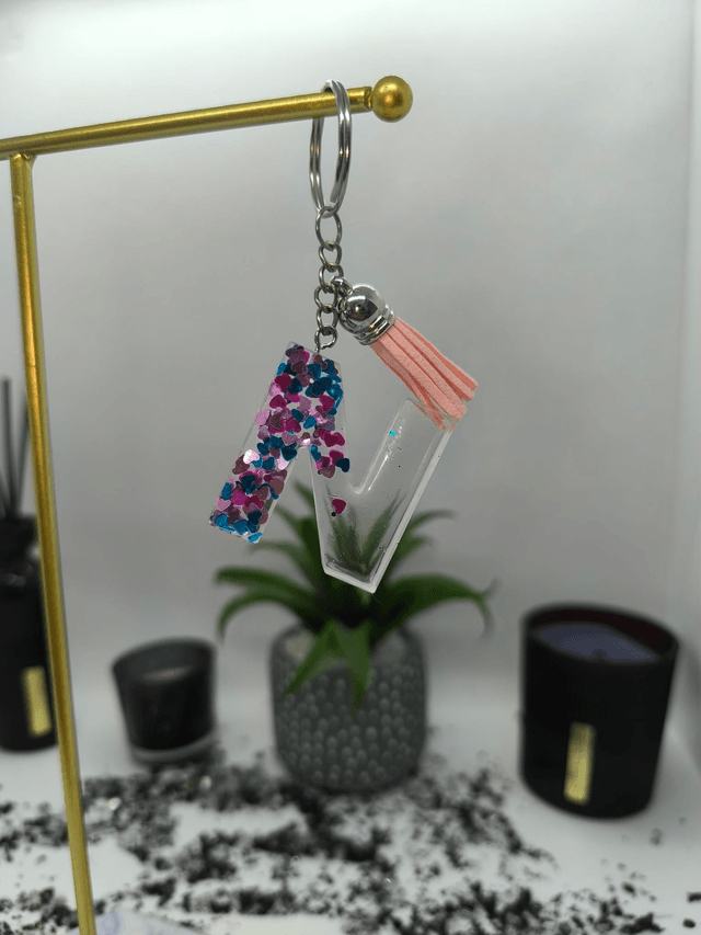 Porte clés initiale "N" transparent et coeurs bleu et rose 