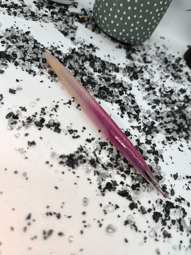 Crayon bicolore rose et blanc nacré (encre noire) 