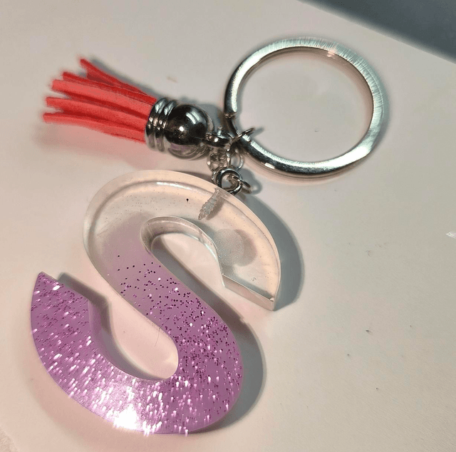 Porte clés initiale "S" transparent et rose pailletté 