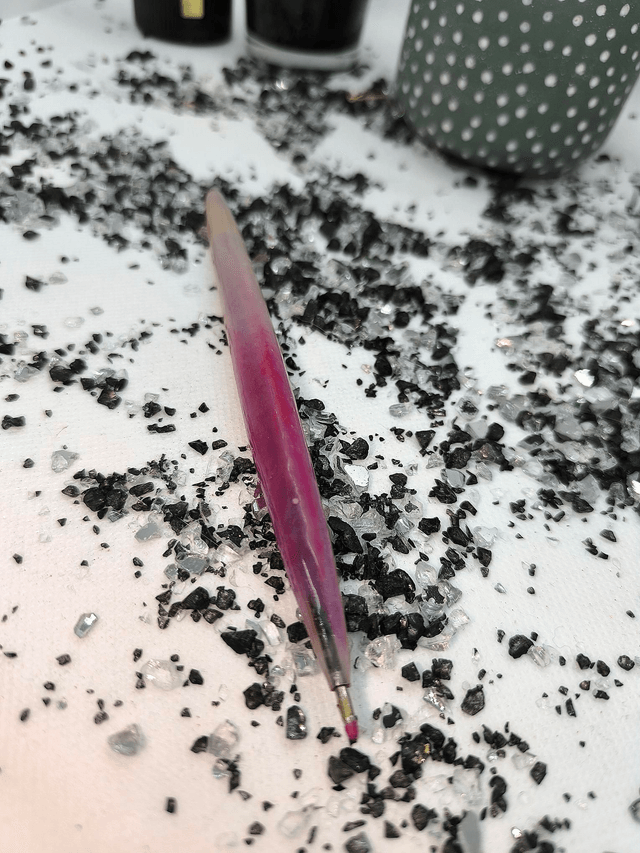 Crayon bicolore rose et blanc nacré (encre noire) 