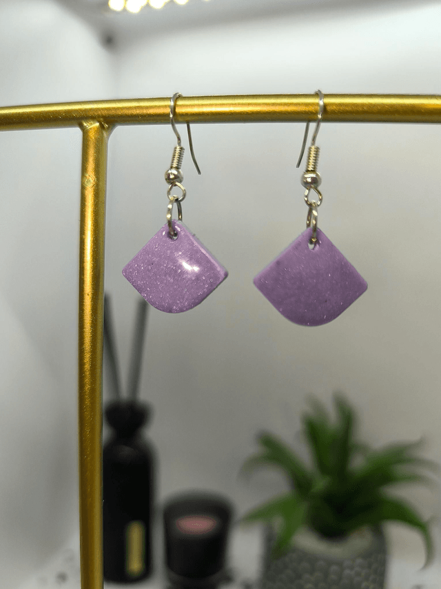 Boucles d'oreilles triangle mauve nacré 