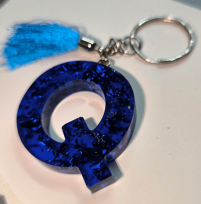 Porte clés initiale "Q" bleu nuit et feuilles bleu 