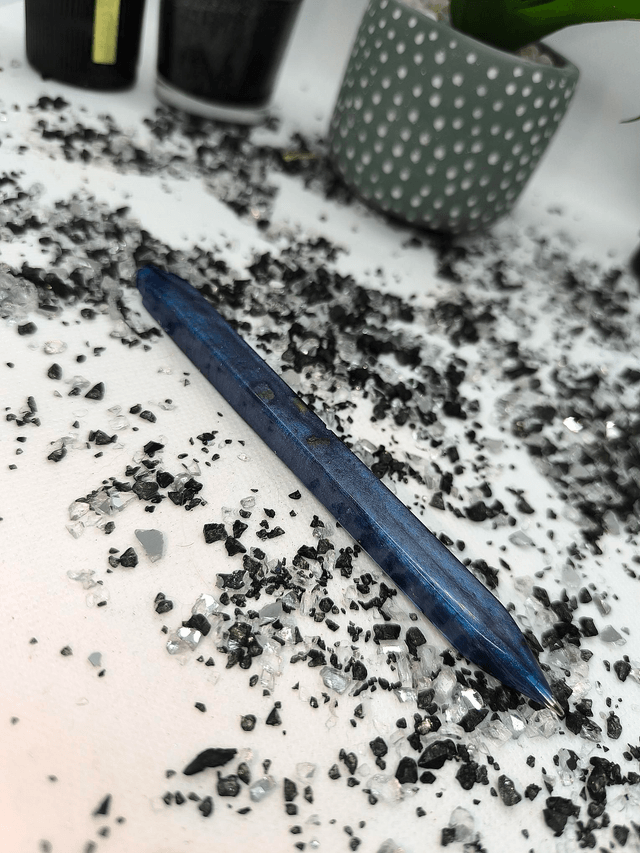 Crayon bleu nuit nacré incrusté de pétales de rose (encre noire)