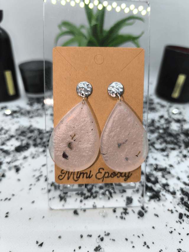 Boucles d'oreilles grande goutte blanc nacré et pétales de rose 