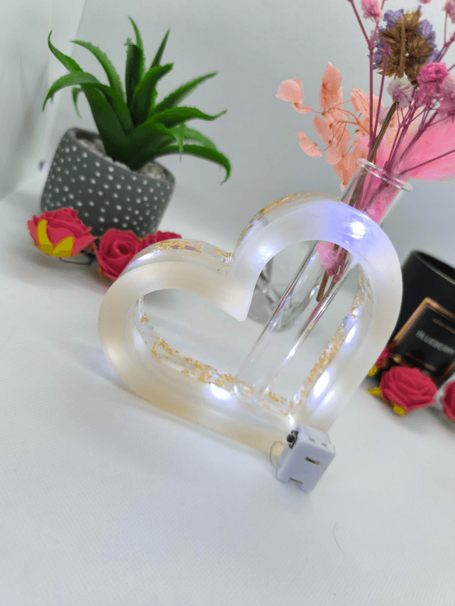 Vase coeur lumineux feuilles d'or 