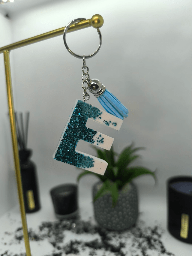 Porte clés initiale "E" blanc mat et paillettes bleu 