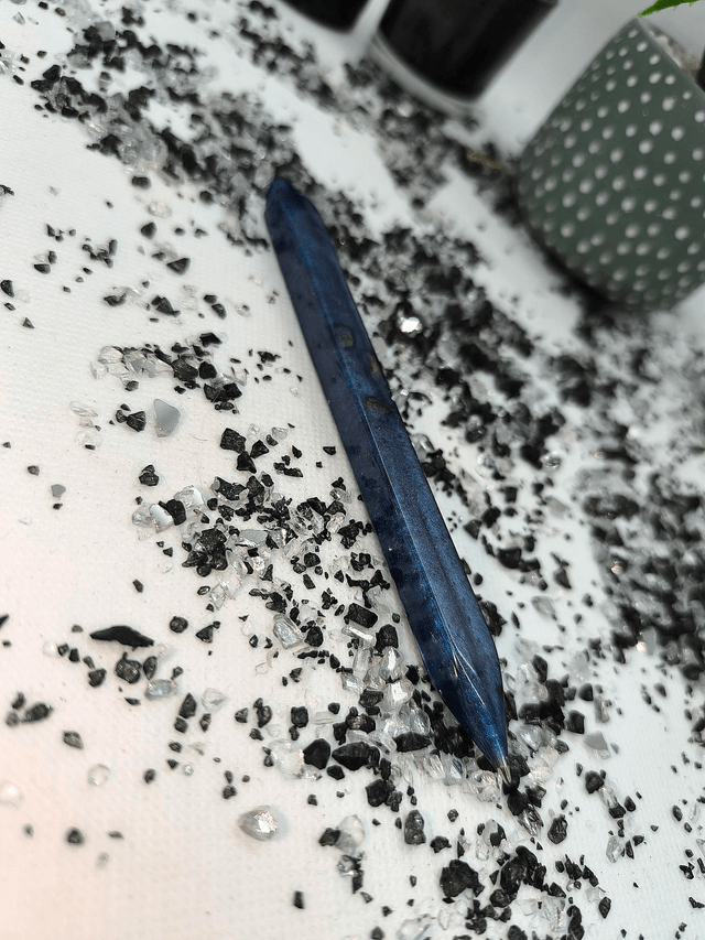 Crayon bleu nuit nacré incrusté de pétales de rose (encre noire)