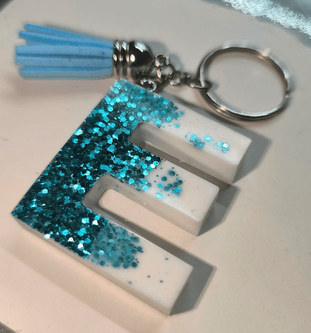 Porte clés initiale "E" blanc mat et paillettes bleu 