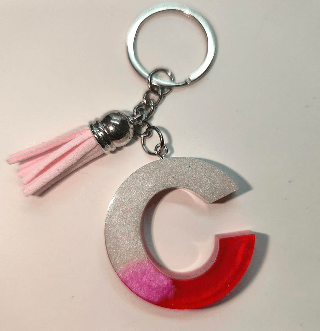 Porte clés initiale "C" blanc nacré et rose 