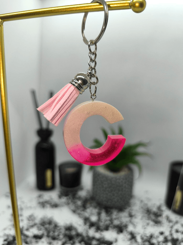 Porte clés initiale "C" blanc nacré et rose 