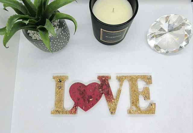 Décoration "LOVE" rouge feuilles d'or 