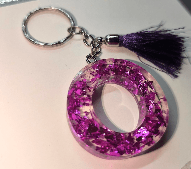 Porte clés initiale "O" feuilles rose fuschia 
