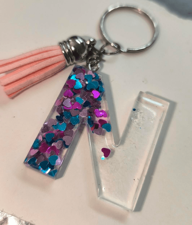 Porte clés initiale "N" transparent et coeurs bleu et rose 