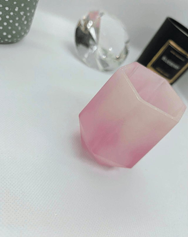 Petit pot à crayon rose et blanc fumée