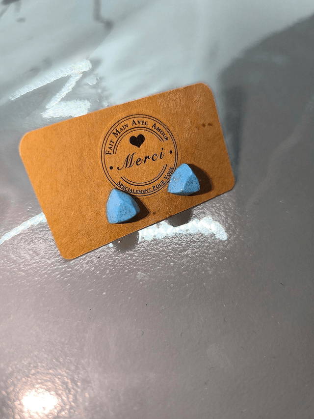 Petites boucles d'oreilles triangle bleu ciel pailletté 