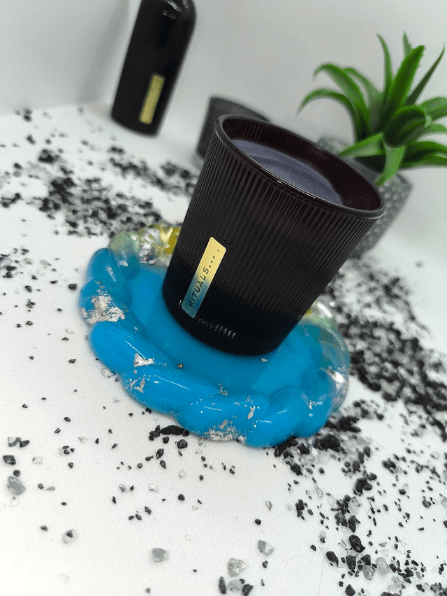 Plateau rond torsadé bleu et feuilles argentées 