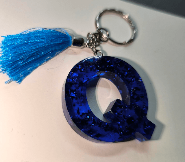 Porte clés initiale "Q" bleu nuit et feuilles bleu 