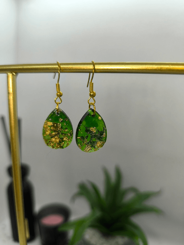 Boucles d'oreilles goutte vert et feuilles d'or 